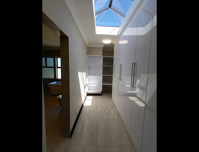6 BEDROOM FREEHOLD FOR SALE IN LA LUCIA
